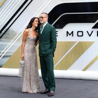 Acara pemutaran perdana film ‘F1’ berlanjut di London, Inggris, pada Senin (23/6/2025). Brad Pitt, sang bintang utama film produksi Apple TV tersebut, pun hadir, tanpa terkecuali kekasihnya, desainer Ines de Ramon, yang setia mendampingi. Kedua sejoli ini tampil memukau dalam balutan busana glamor yang sekaligus menandai momen romantis di tengah sorotan publik. (Foto: Joe Maher/Getty Images)