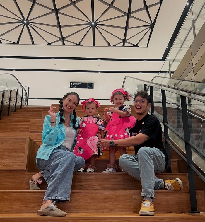 Nadine Chandrawinata bersama Dimas Anggara dan kedua putrinya.