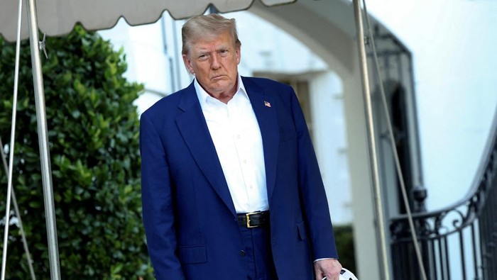 U.S. President Donald Trump walks to board Marine One to depart to attend the NATO Summit in The Hague, Netherlands, from the South Lawn at the White House in Washington, D.C., U.S., June 24, 2025. REUTERS/Kevin Lamarque     TPX IMAGES OF THE DAY