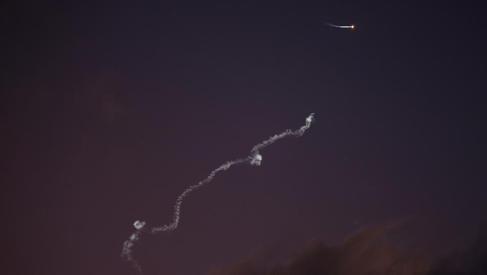 Nggak Takut Ancaman AS, Iran Terus Gempur Israel A missile launched from Iran is intercepted, amid the Israel-Iran conflict, as seen from Haifa, Israel, June 24, 2025. REUTERS/Florion Goga