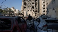 Petugas darurat bekerja di lokasi permukiman yang terdampak serangan rudal Iran di Be’er Sheva, Israel, Selasa (24/6/2026). Di Be’er Sheva, serangan menyebabkan kerusakan parah di wilayah pemukiman. Layanan darurat dikerahkan ke lokasi, sementara sebagian fasilitas kesehatan di sekitar lokasi terdampak dilaporkan terganggu operasionalnya. (REUTERS/Amir Cohen) 
