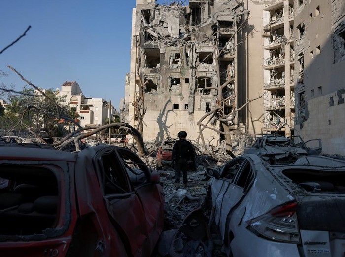 Emergency personnel work at an impacted residential site, following a missile attack from Iran on Israel, amid the Israel-Iran conflict, in Beer Sheva, Israel June 24, 2025. REUTERS/Amir Cohen