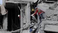 Ledakan terdengar di berbagai kota, termasuk Haifa dan Be’er Sheva, saat rudal-rudal Iran menghujani wilayah utara dan selatan Israel. Sistem pertahanan udara Israel berhasil mencegat sebagian besar rudal, namun beberapa berhasil lolos dan menghantam kawasan permukiman sipil. (REUTERS/Amir Cohen) 