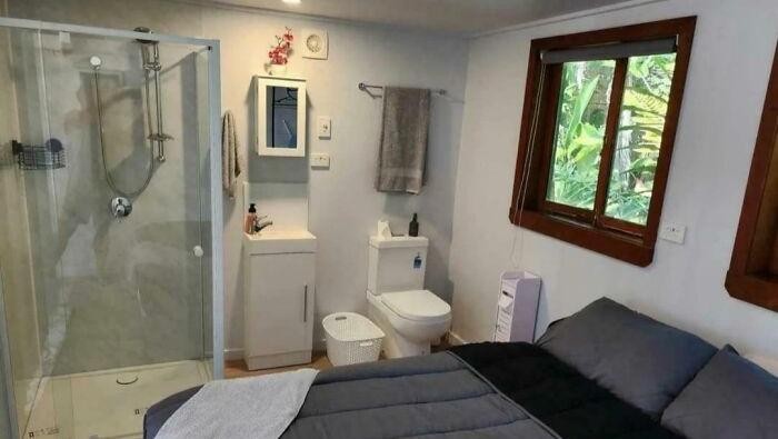 Niatnya Kreatif, Tapi Interior Rumah Ini Jadi Bikin Ngakak Dari kamar mandi transparan hingga tangga tanpa fungsi, desain interior rumah ini bikin geleng-geleng kepala. Kreatif sih, tapi lucunya kebangetan!