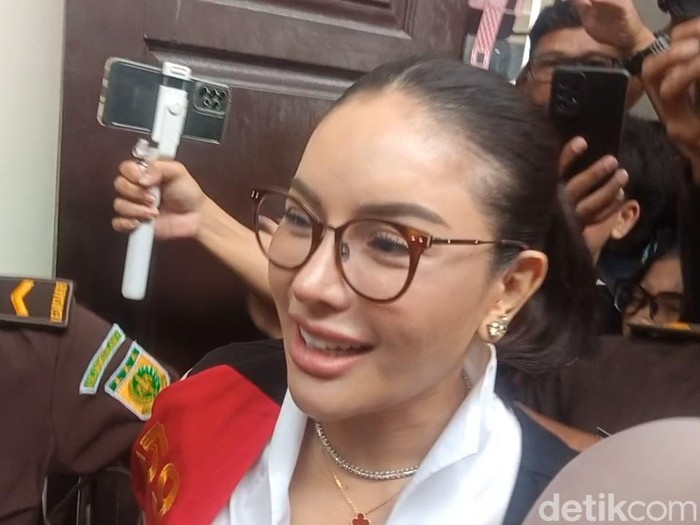Nikita Mirzani Histeris Usai Sidang, Klaim Tak Pernah Minta Uang pada Reza Gladys Nikita Mirzani saat ditemui di PN Jakarta Selatan, Selasa (24/6/2025).