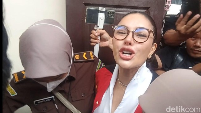 Nikita Mirzani di Sidang: Diborgol, Ditegur Hakim hingga Bantah Dakwaan