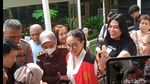 Nikita Mirzani Jadi Buruan Selfie Meski Tangan Diborgol