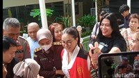 Nikita Mirzani dengan ramah tetap melayani yang mau selfie dengannya. Foto: Ahsan/detikhot