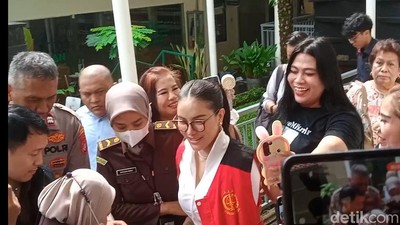 Nikita Mirzani Jadi Buruan Selfie Meski Tangan Diborgol