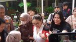 Nikita Mirzani Jadi Buruan Selfie Meski Tangan Diborgol