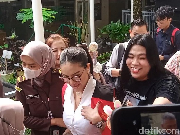 Nikita Mirzani Jadi Buruan Selfie Meski Tangan Diborgol Nikita Mirzani saat ditemui di Pengadilan Negeri Jakarta Selatan, Selasa (24/6/2025) menjalani sidang perdana melawan dokter Reza Gladys.
