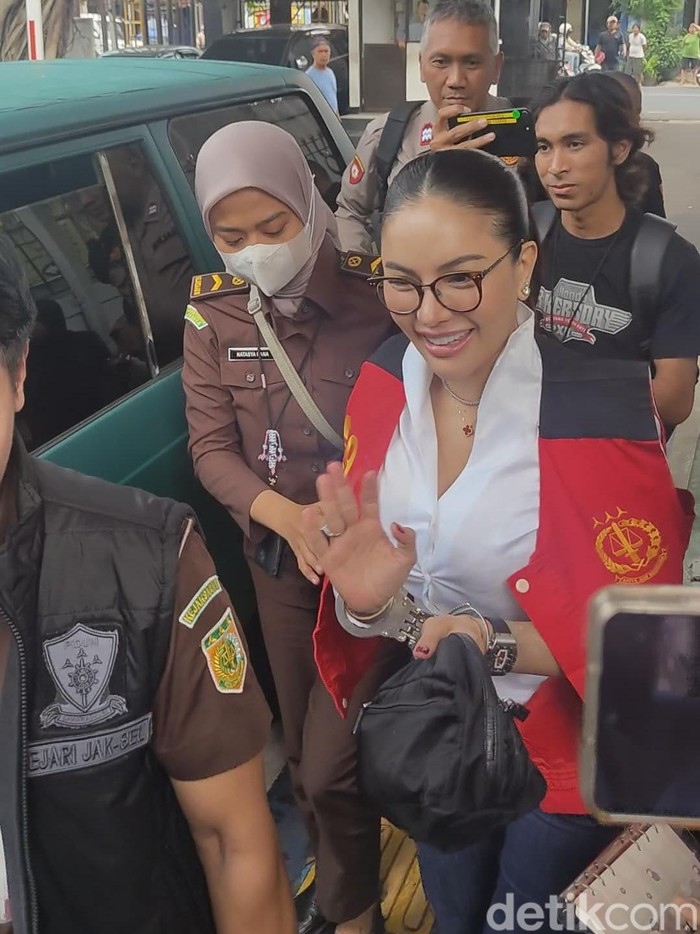Nikita Mirzani hadiri sidang perdana kasus dengan Reza Gladys di PN Selatan, Selasa (24/6/2025).