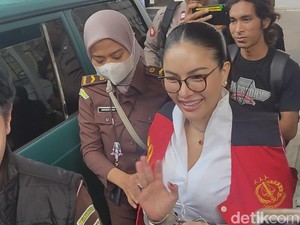 Video Nikita Mirzani Tiba di PN Jaksel dengan Tangan Diborgol
