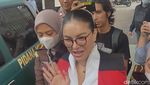 Nikita Mirzani Jadi Buruan Selfie Meski Tangan Diborgol