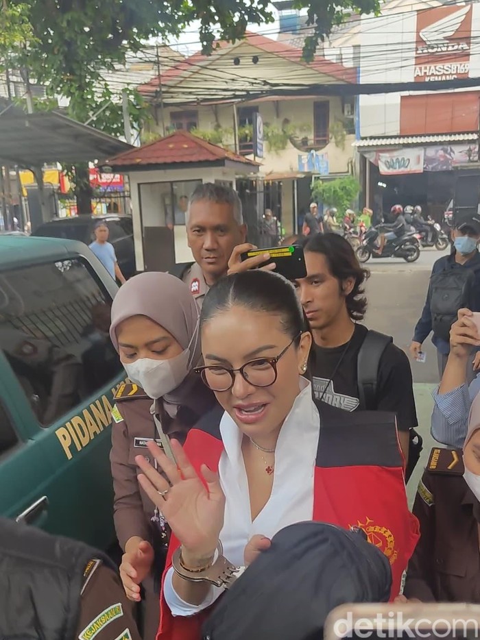 Nikita Mirzani Pede Hadapi Sidang Perdana Kasus Pidana Melawan Reza Gladys Nikita Mirzani hadiri sidang perdana kasus dengan Reza Gladys di PN Selatan, Selasa (24/6/2025).