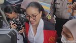 Nikita Mirzani Jadi Buruan Selfie Meski Tangan Diborgol