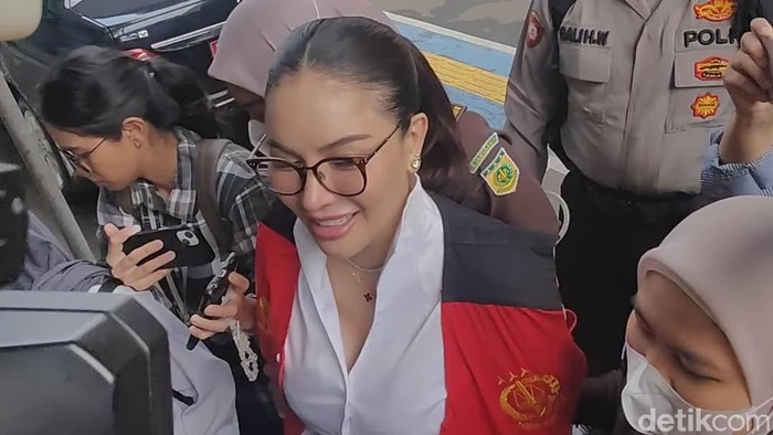 Nikita Mirzani Pede Hadapi Sidang Perdana Kasus Pidana Melawan Reza Gladys Nikita Mirzani hadiri sidang perdana kasus dengan Reza Gladys di PN Selatan, Selasa (24/6/2025).
