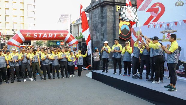 Kemeriahan olahraga bersama dalam rangka Hari Bhayangkara Ke-79 di Mapolda Jawa Tengah, Semarang, Selasa (24/6/2025).