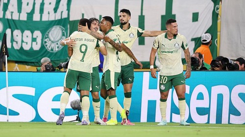 MIAMI GARDENS, FLORIDA - JUNE 23: Mauricio #18 of Palmeiras celebrates scoring his teams second goal with Vitor Roque #9, Paulinho #10, and teammates during the FIFA Club World Cup 2025 group A match between Internacional CF Miami and SE Palmeiras at Hard Rock Stadium on June 23, 2025 in Miami Gardens, Florida. (Photo by Hector Vivas - FIFA/FIFA via Getty Images)