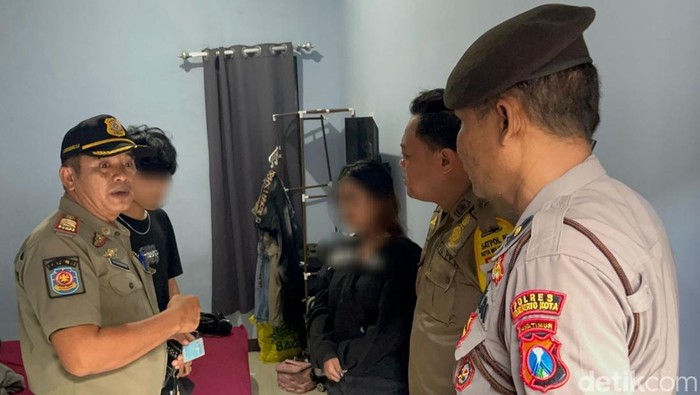 Pasangan mesum kena razia petuga gabungan di salah satu kos-kosan di Kota Mojokerto. Pemilik kos protes.