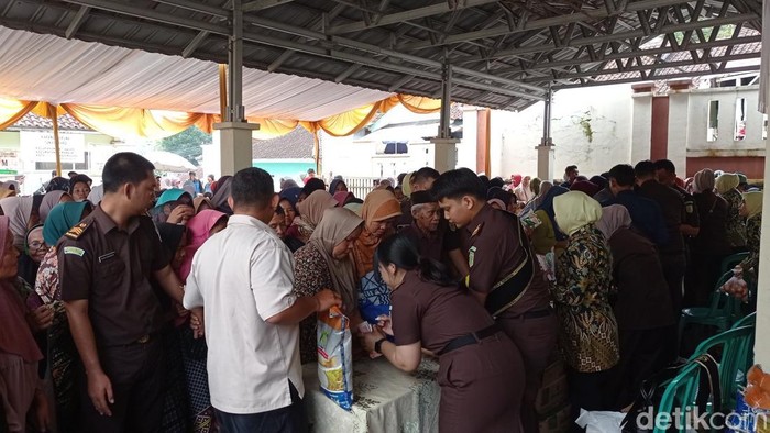 Warga saat berdesakan di Pasar Sembako Murah di Kantor Kelurahan Setiawargi Tasikmalaya, Selasa (24/6/2025).