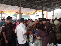 Bawa Uang Pinjaman, Maesaroh Gigit Jari Gagal Dapat Sembako Murah