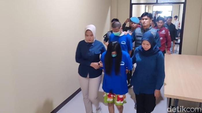 Pasutri asal Pangandaran ditangkap usai membuat konten asusila di aplikasi.
