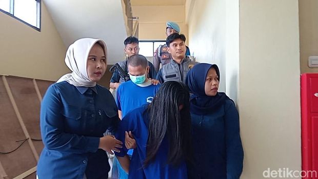 Pasutri Pangandaran ditangkap usai buat konten live asusila.
