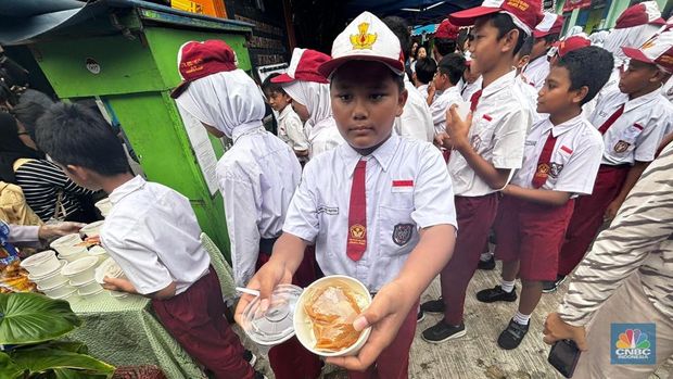 Pelaksanaan program 'Makan Bahagia Gratis' di SDN Petojo Selatan 06, Selasa (24/6/2025). (CNBC Indonesia/Zahwa)