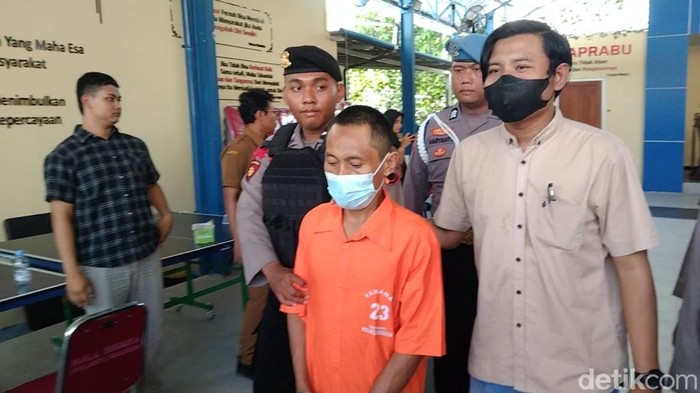 A (38) saat dibawa petugas Polres Sragen pada Selasa (24/6/2025). Ia ditangkap usai memperkosa anak tirinya berkali-kali hingga hamil.