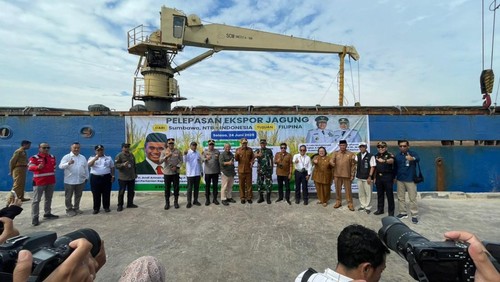 Pemprov NTB kirim 6.000 ton jagung ke Filipina melalui Pelabuhan Badas Sumbawa, NTB, Selasa (24/6/2025). (Foto: Dok. Humas Pemprov NTB)