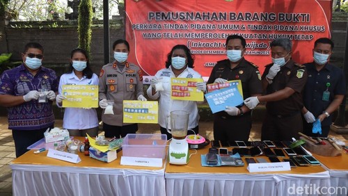 Pemusnahan barang bukti dari berbagai perkara tindak pidana umum dan khusus yang telah memiliki kekuatan hukum tetap di halaman Kantor Kejari Jembrana, Selasa (24/6/2025).