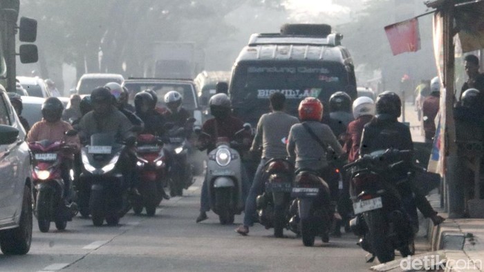 Penampakan pengendara sepeda motor yang melawan arus di Jalan Garut-Bandung