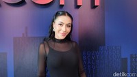 Kan ada, mungkin, pelaku dunia entertainment yang kita tahu, bahkan di luar pun, banyak yang mereka tuh sampai kena mental karena yang kayak gitu. Jadi berbaik-baiklah, tuturnya. Foto: Sarah Oktaviani Alam/ detikHealth Kan ada, mungkin, pelaku dunia entertainment yang kita tahu, bahkan di luar pun, banyak yang mereka tuh sampai kena mental karena yang kayak gitu. Jadi berbaik-baiklah, tuturnya. Foto: Sarah Oktaviani Alam/ detikHealth