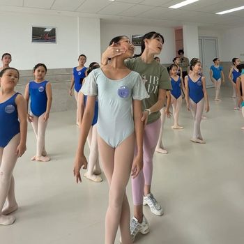 Penari Balet Latihan di Program Intensif IBDI 2025 saat ditemui di Duri Kepa, Jakarta Barat, Selasa (24/6/2025).