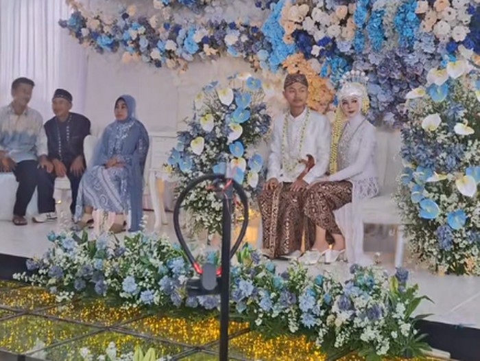 Heboh di media sosial, pernikahan mewah TikToker asal Cianjur, Jawa Barat jadi sorotan warganet.