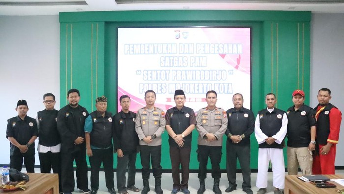 Pengukuhan Satgas Sentot Prawirodirjdo di Polres Mojokerto Kota.