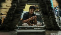 Seorang pengrajin UMKM menyelesaikan pembuatan miniatur dari kertas bekas di kawasan Pamulang, Tangerang Selatan, Banten, Selasa (24/6/2025). Kementerian UMKM mencatat penyaluran Kredit Usaha Rakyat (KUR) hingga 16 Juni 2025 mencapai Rp118,8 triliun.   