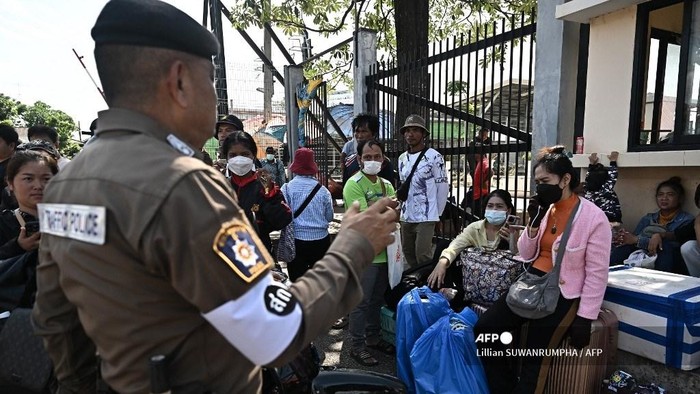 Seorang personel Kepolisian Thailand (kiri) berbicara dengan orang-orang yang menunggu untuk menyeberangi Pos Pemeriksaan Perbatasan Internasional Ban Khlong Luek yang ditutup antara Thailand dan Kamboja, di distrik Aranyaprathet, provinsi Sa Kaeo, Thailand, pada tanggal 24 Juni 2025. Militer Thailand menutup penyeberangan perbatasan dengan Kamboja di enam provinsi pada tanggal 23 Juni untuk semua kendaraan dan penumpang pejalan kaki, kecuali pelajar dan orang-orang yang mencari perawatan medis, karena pertikaian teritorial antara kedua negara tetangga itu semakin memanas.