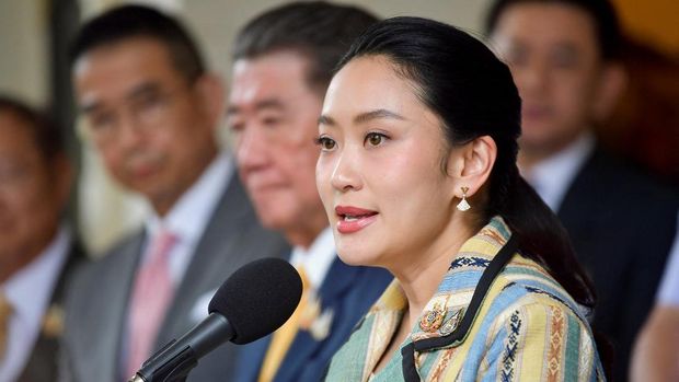 Perdana Menteri Thailand Paetongtarn Shinawatra berbicara dalam konferensi pers setelah pertemuan mengenai langkah-langkah untuk menyelesaikan kejahatan transnasional, di Gedung Pemerintah, menyusul kebocoran pada hari Rabu mengenai panggilan telepon antara dirinya dan mantan Perdana Menteri Kamboja Hun Sen, di tengah sengketa perbatasan antara kedua negara, di Bangkok, Thailand, 23 Juni 2025. (Government House of Thailand Handout via REUTERS)