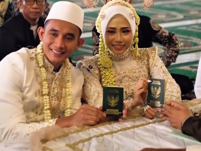 Pesepakbola Rizky Ridho telah mempersunting wanita pujaannya, Sendy Aulia.