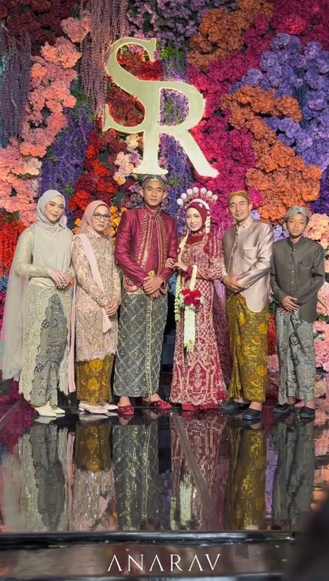 Rizky Ridho dan Sendy Aulia juga melangsungkan prosesi adat Panggih. Pria 23 tahun tersebut memilih beskap berwarna merah marun berhias bebatuan untuk acara pestanya. Ia terlihat mengenakan blankon yang melengkapi kesan tradisional Jawa, masih rancangan dari Catherine Wong Anarav.  Foto: Dok. Instagram @anarav.label.