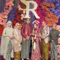 Rizky Ridho dan Sendy Aulia juga melangsungkan prosesi adat Panggih. Pria 23 tahun tersebut memilih beskap berwarna merah marun berhias bebatuan untuk acara pestanya. Ia terlihat mengenakan blankon yang melengkapi kesan tradisional Jawa, masih rancangan dari Catherine Wong Anarav.  Foto: Dok. Instagram @anarav.label.