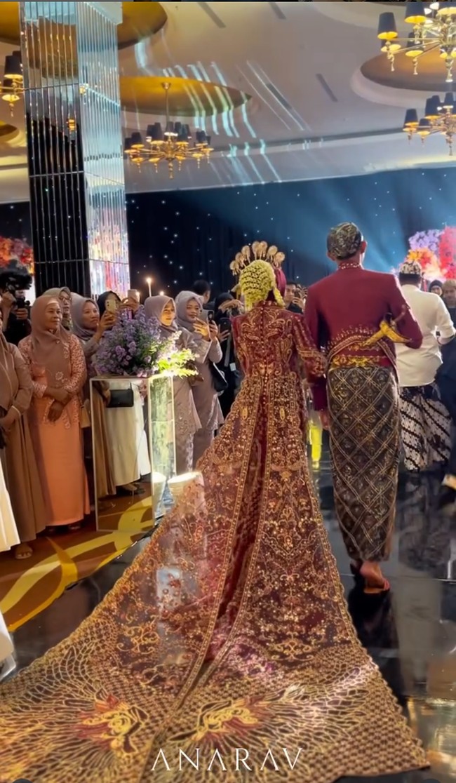 Sedangkan Sendy Aulia tampil anggun dan glamour dengan kebaya modern dari Catherine Wong Anarav. Terdapat detail motif Garuda pada ujung ekor kebaya Sendy. Sendy mengenakan hijab segi empat merah marun yang dililit rapi ke belakang, lengkap dengan cucuk mentul dan ronce melati. Foto: Dok. Instagram @anarav.label.