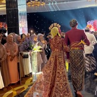 Sedangkan Sendy Aulia tampil anggun dan glamour dengan kebaya modern dari Catherine Wong Anarav. Terdapat detail motif Garuda pada ujung ekor kebaya Sendy. Sendy mengenakan hijab segi empat merah marun yang dililit rapi ke belakang, lengkap dengan cucuk mentul dan ronce melati. Foto: Dok. Instagram @anarav.label.