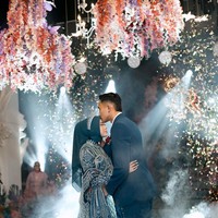 Begini dekorasi mewah di pesta pernikahan Rizky Ridho yang dimeriahkan bunga-bunga beragam warna hingga chandelier.Foto: Dok. Instagram @rizkyridhoramadhani/@sendyauliaaa.