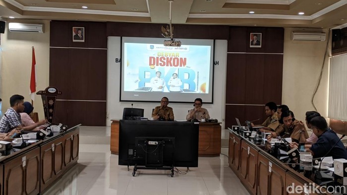 Plt Kepala Bappenda NTB Fathurrahman saat konferensi pers terkait program gebyar diskon pajak kendaraan bermotor di Aula Bappeda NTB, Selasa (24/6/2025). (Foto: Ahmad Viqi/detikBali)