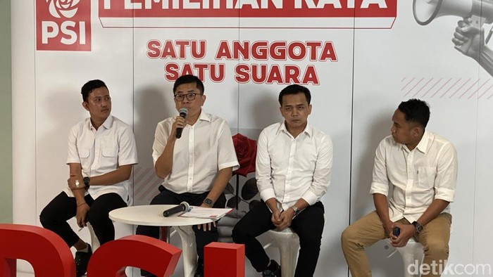 Plt Ketum PSI Andy Budiman (tengah) saat jumpa pers di DPP PSI, Jakarta Pusat, Selasa (24/6/2025). (Devi/detikcom)