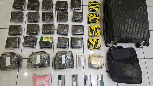Polda Sumut menggagalkan penyelundupan 25 kg sabu, 5.842 ekstasi, dan 15 ribu butir happy five. Sebanyak 4 orang ditangkap dan 3 orang diburu. (dok Polda Sumut)