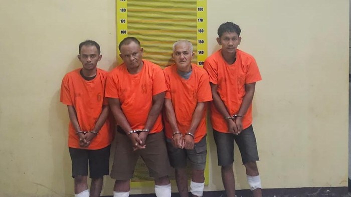 Polda Sumut menggagalkan penyelundupan 25 kg sabu, 5.842 ekstasi, dan 15 ribu butir happy five. Sebanyak 4 orang ditangkap dan 3 orang diburu. (dok Polda Sumut)